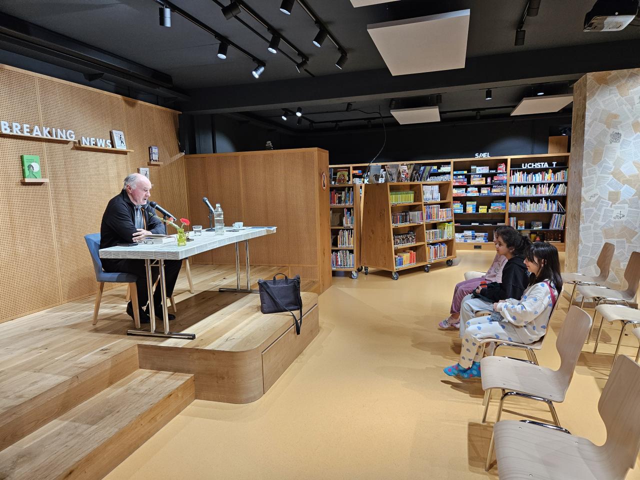 Klaus Zeyringer in der Bücherei & Spielothek Telfs
