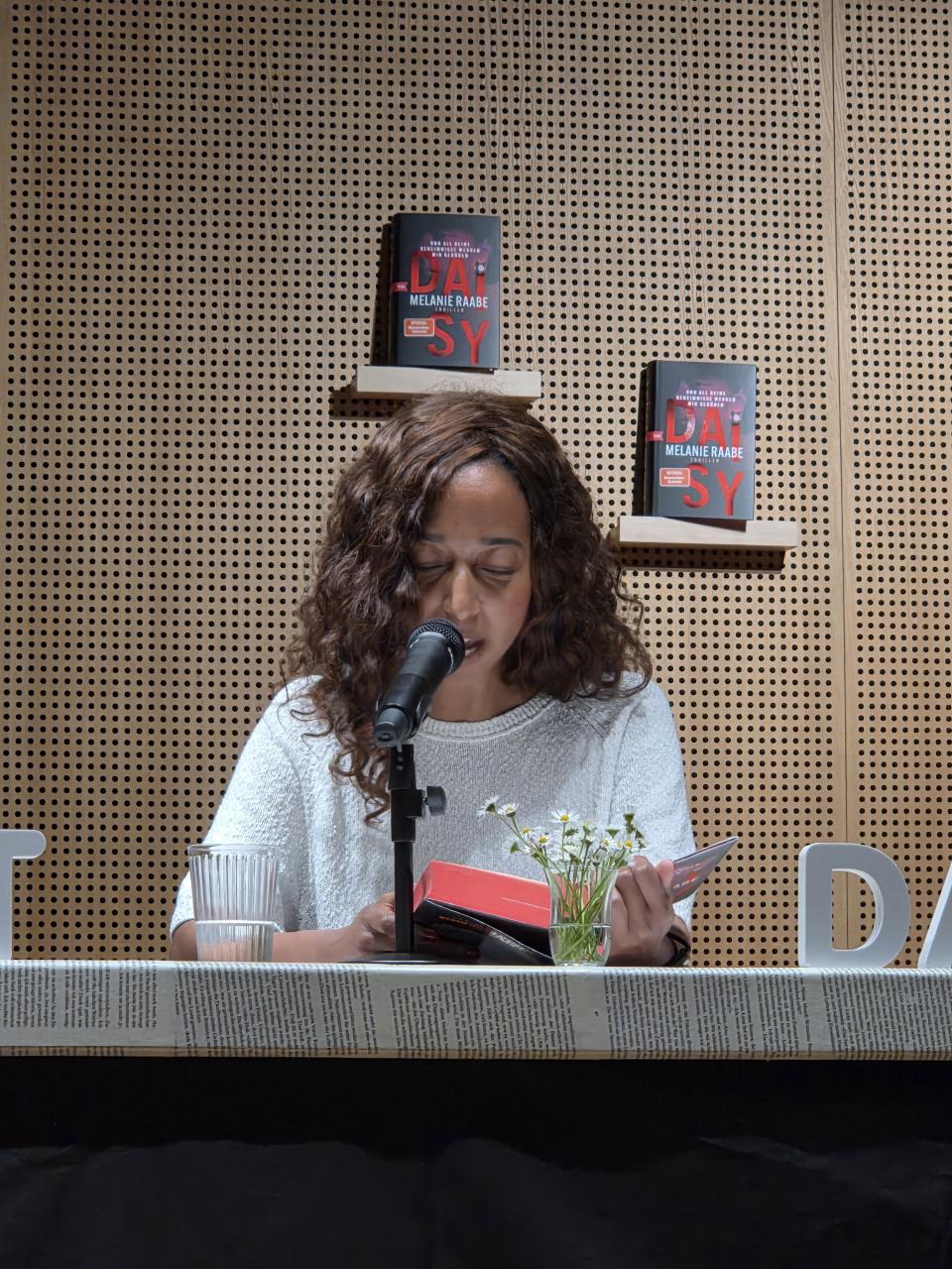 Melanie Raabe in der Bücherei & Spielothek