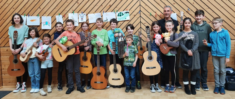 Gitarre- und Ukulele-SchülerInnen der Landesmusikschule 